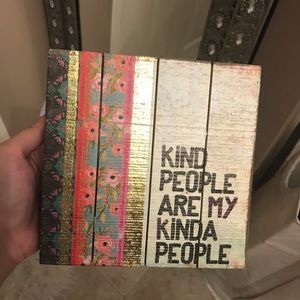 Francesca’s Gold Floral Room Decor